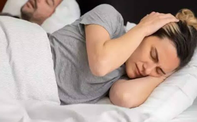 खर्राटे से सिर्फ शर्मिंदगी नहीं, हो सकते हैं गंभीर बीमारियों का संकेत