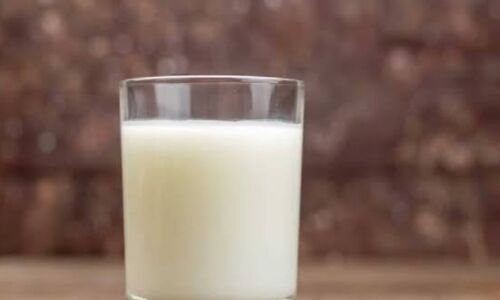 रात में गर्म दूध पीकर सोने के 5 अद्भुत फायदे