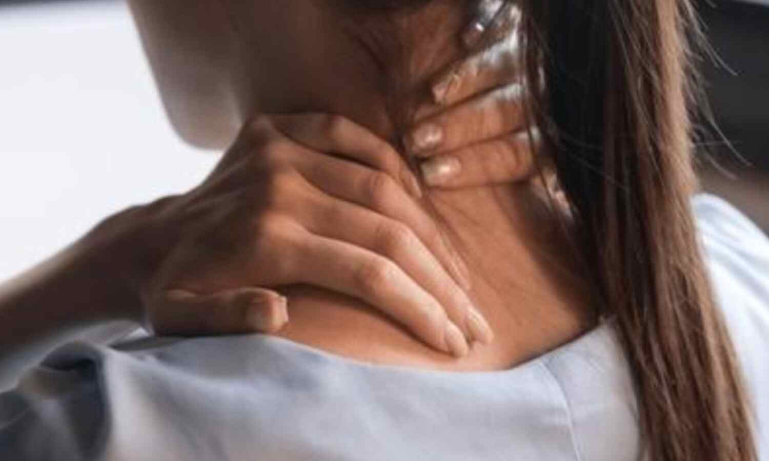 Tech Neck Syndrome से हैं परेशान? ये 5 एक्सरसाइज दिलाएंगी राहत