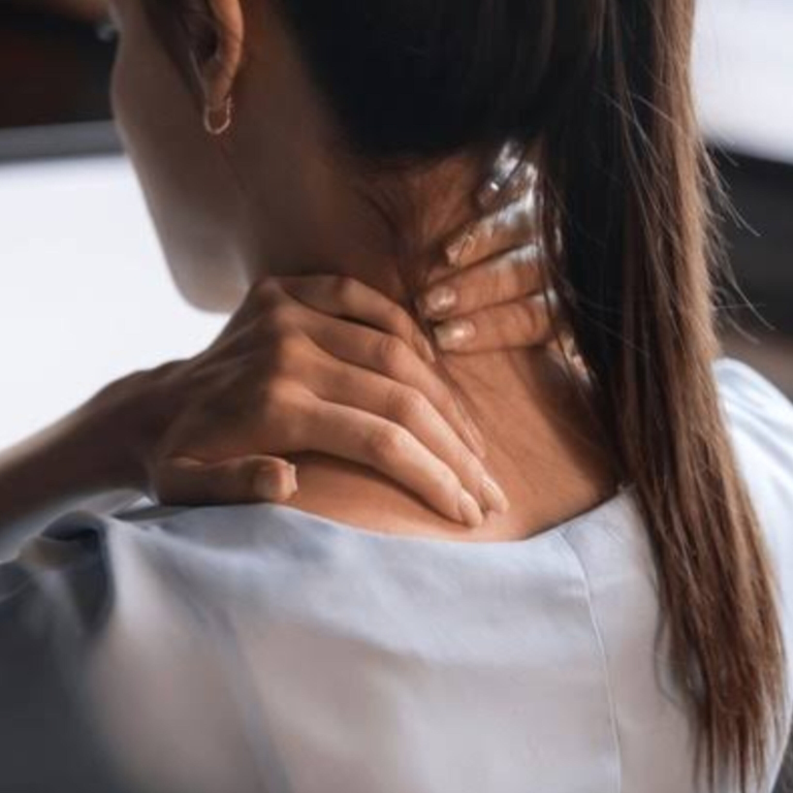 Tech Neck Syndrome से हैं परेशान? ये 5 एक्सरसाइज दिलाएंगी राहत