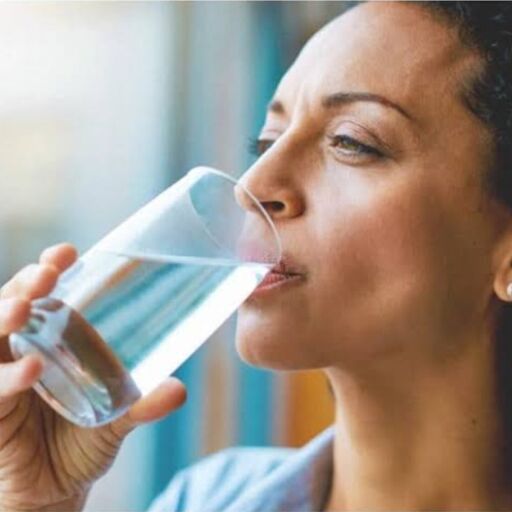 रोज सुबह गर्म पानी पीने के 5 अद्भुत फायदे