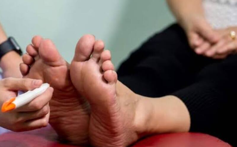 हाथों-पैरों में सुन्नपन: चेतावनी के संकेत और क्या करें? हाथों-पैरों में सुन्नपन: चेतावनी के संकेत और क्या करें?