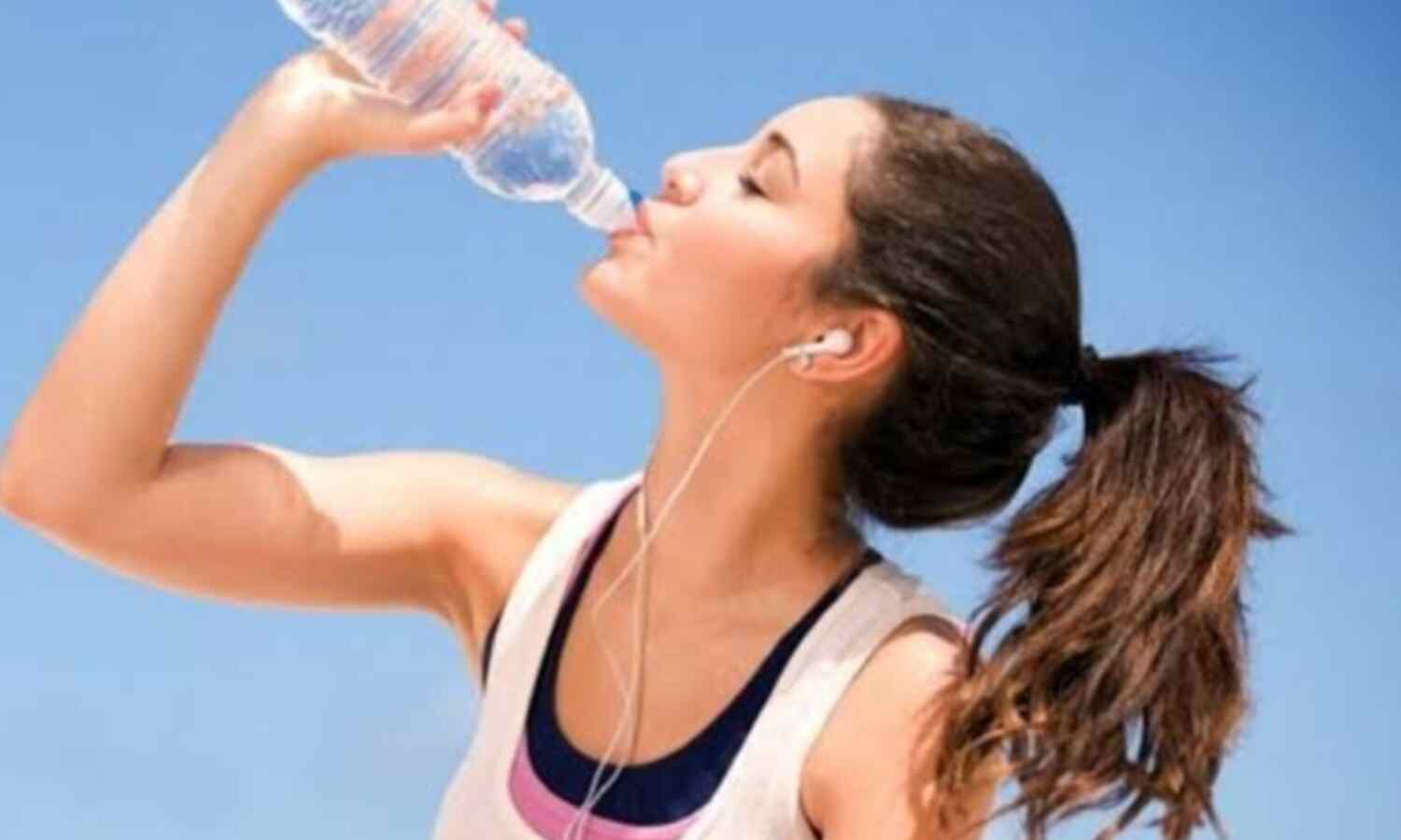 खड़े होकर पानी पीना सेहत के लिए खतरनाक आदत?
