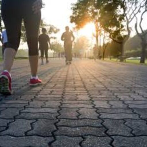 अकेले या साथी के साथ? वॉकिंग के फायदे जानिए