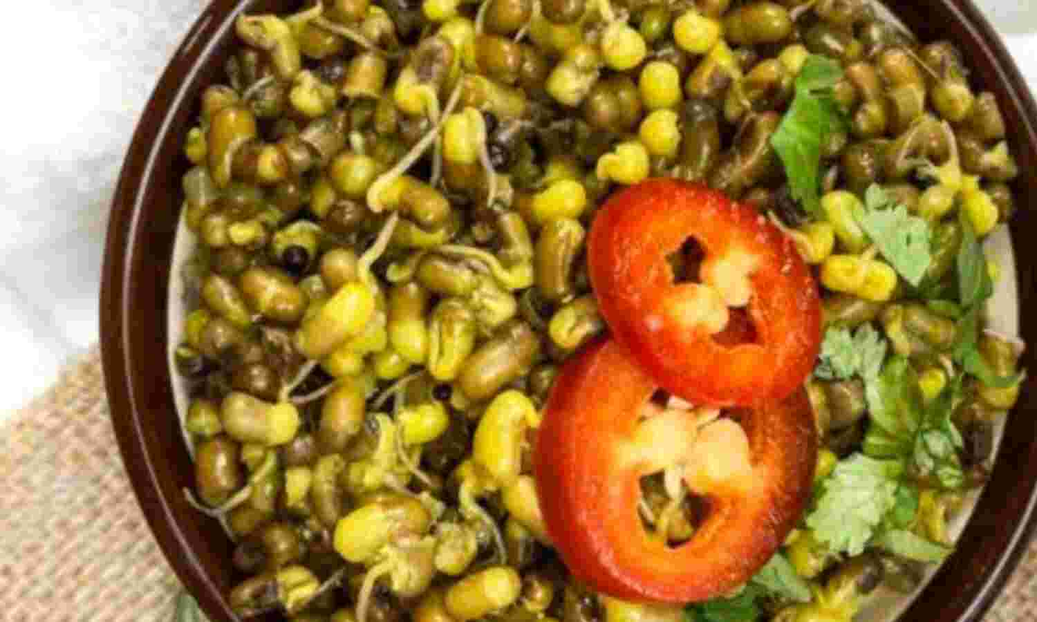 सुबह-सुबह एक मुट्ठी मूंग दाल स्प्राउट्स, दिन भर के लिए एनर्जी का पावरहाउस!