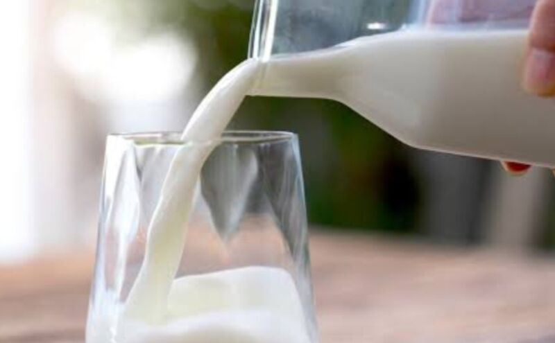 दूध सेहत का अमृत या सिर्फ एक पेय? जानिए दूध पीने के सही तरीके और समय