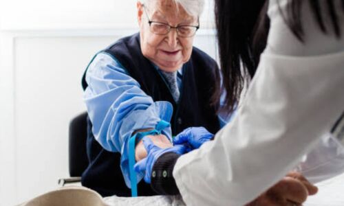 60 की उम्र के बाद स्वास्थ्य जांच कितनी जरूरी, स्वस्थ जीवन का रहस्य 60 की उम्र के बाद स्वास्थ्य जांच कितनी जरूरी, स्वस्थ जीवन का रहस्य