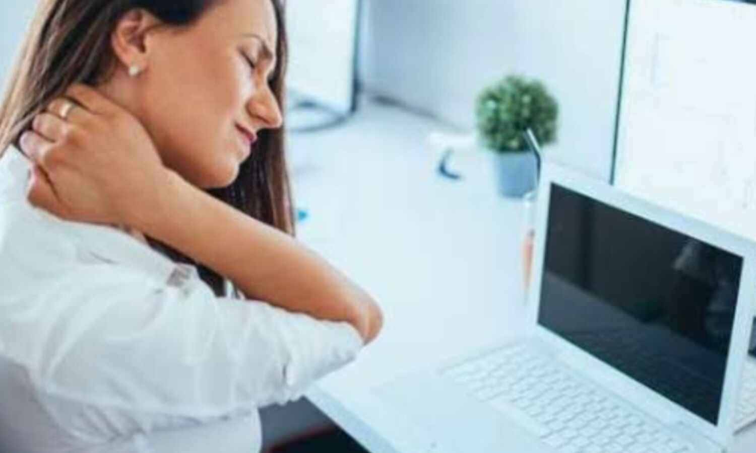 लगातार स्क्रीन के इस्तेमाल से रीढ़ की हड्डी पर प्रभाव, बचाव के उपाय