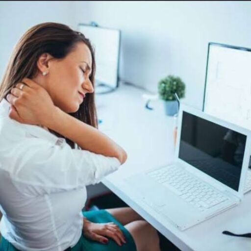 लगातार स्क्रीन के इस्तेमाल से रीढ़ की हड्डी पर प्रभाव, बचाव के उपाय लगातार स्क्रीन के इस्तेमाल से रीढ़ की हड्डी पर प्रभाव, बचाव के उपाय
