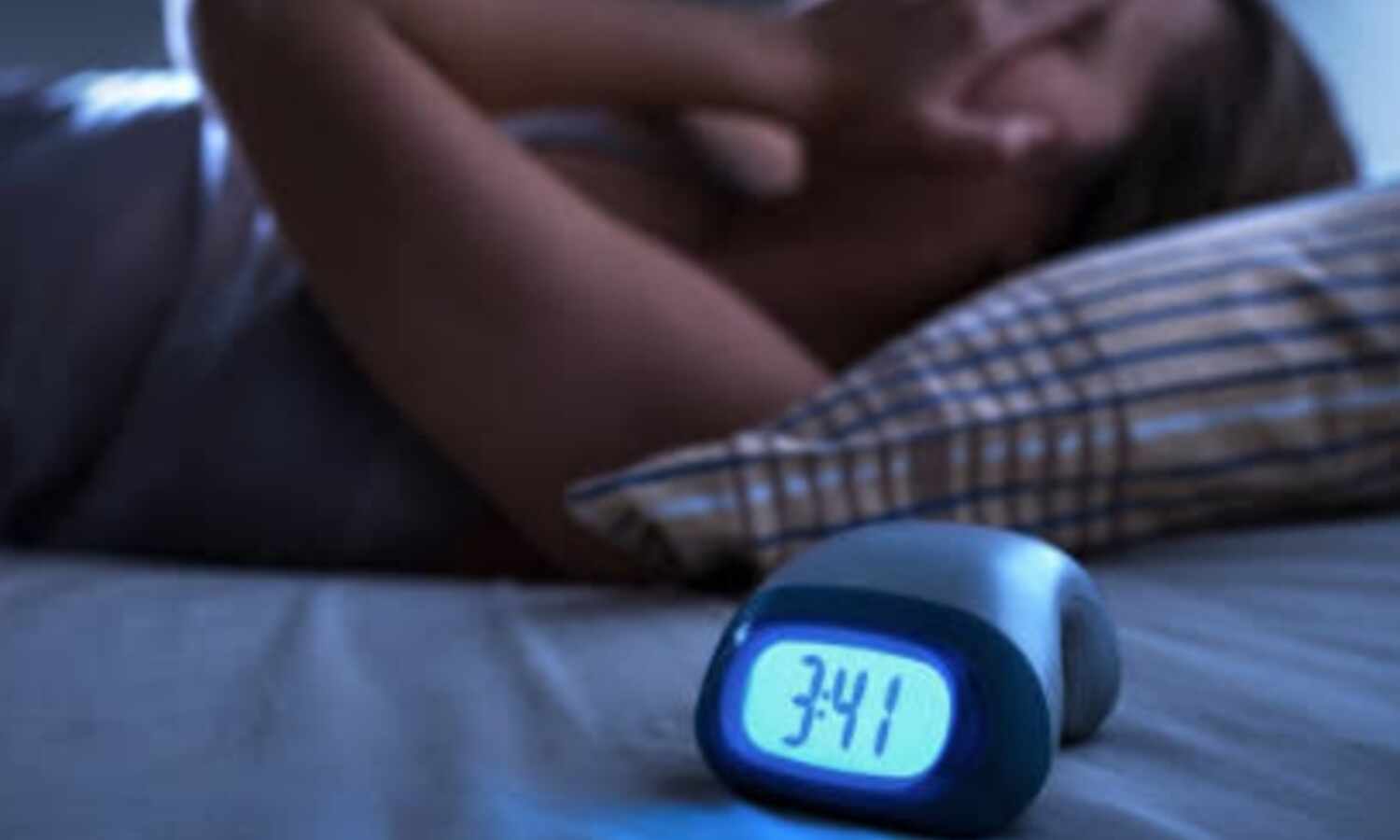 क्या रात में बार-बार नींद टूटना खतरनाक हो सकता है? जानें इसके पीछे की गंभीर समस्याएं
