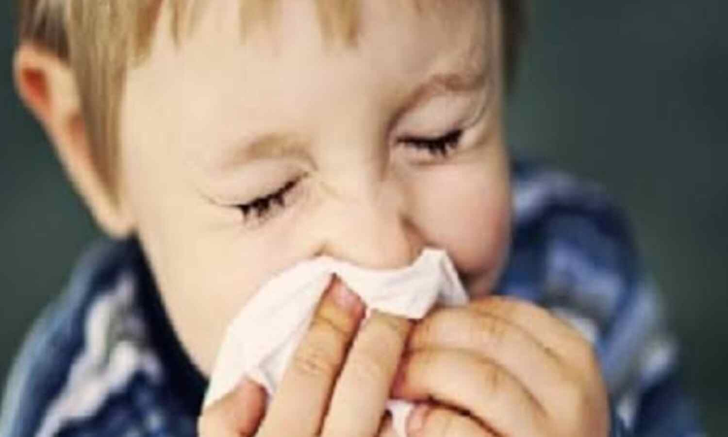 सर्दियों में बच्चों की इम्यूनिटी को मजबूत करने के लिए दूध में डालें ये खास चीजें