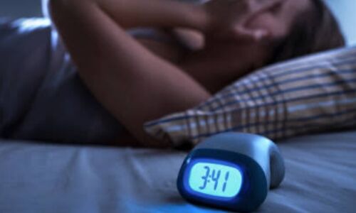 क्या रात में बार-बार नींद टूटना खतरनाक हो सकता है? जानें इसके पीछे की गंभीर समस्याएं क्या रात में बार-बार नींद टूटना खतरनाक हो सकता है? जानें इसके पीछे की गंभीर समस्याएं