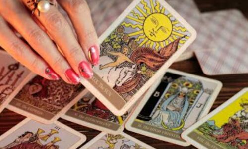 टैरो कार्ड रीडिंग, लोगों की समस्याओं का समाधान और भविष्यवाणियाँ