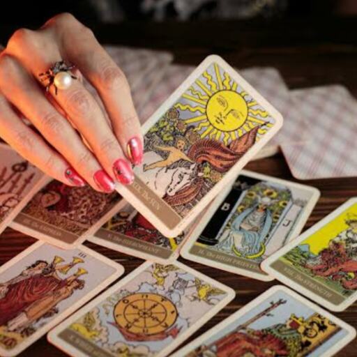 टैरो कार्ड रीडिंग, लोगों की समस्याओं का समाधान और भविष्यवाणियाँ