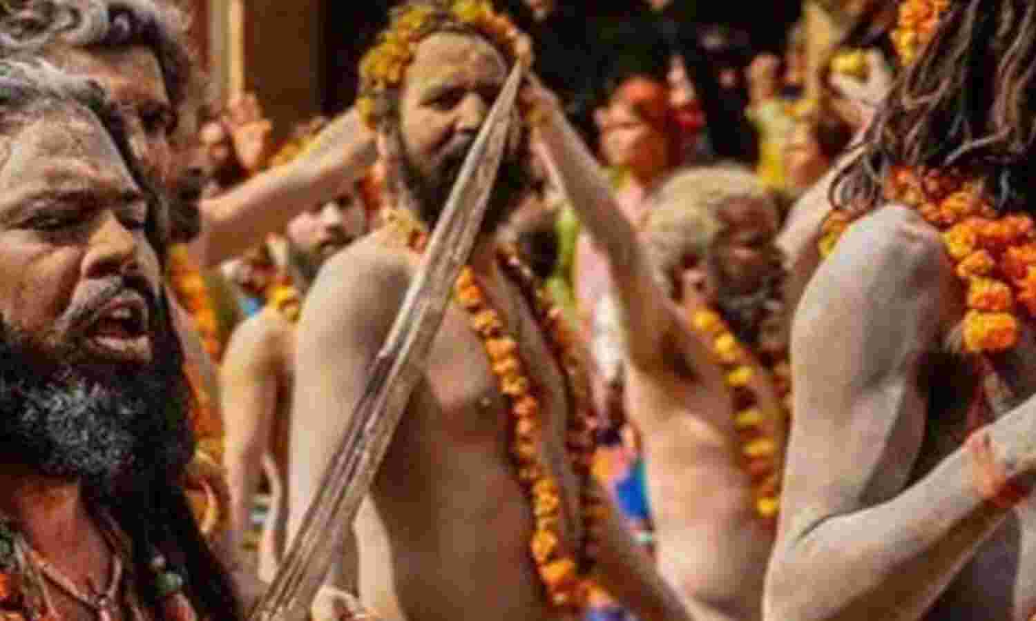 नागा साधू और उनके अस्त्र, बिना कपड़े के जीवन जीने के बावजूद हथियारों की अनिवार्यता