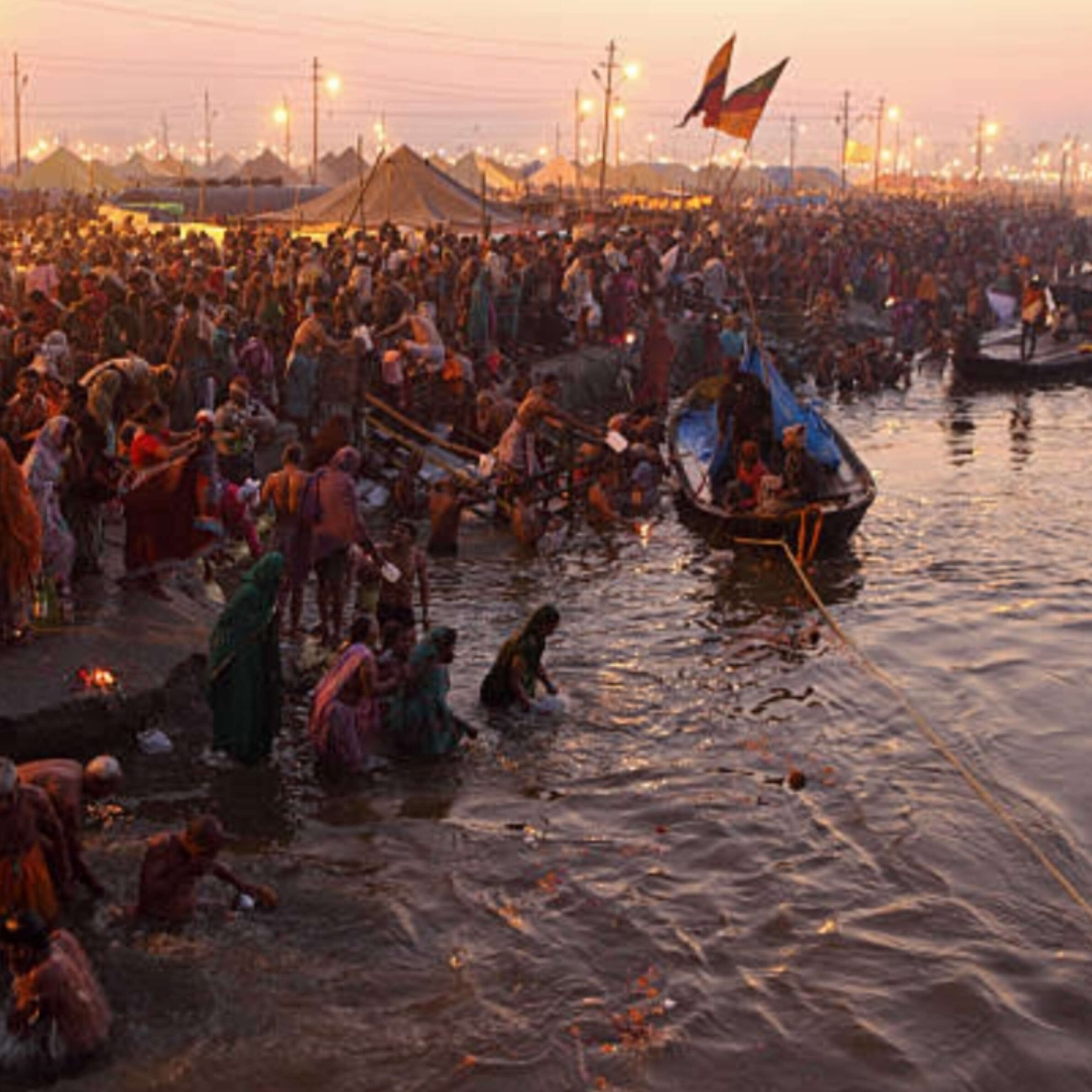 महाकुंभ 2025, प्रयागराज के त्रिवेणी संगम में लाखों श्रद्धालु कर रहे पवित्र स्नान