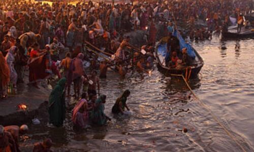 महाकुंभ 2025, प्रयागराज के त्रिवेणी संगम में लाखों श्रद्धालु कर रहे पवित्र स्नान