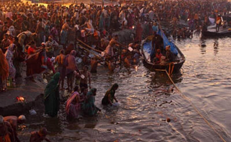 महाकुंभ 2025, प्रयागराज के त्रिवेणी संगम में लाखों श्रद्धालु कर रहे पवित्र स्नान