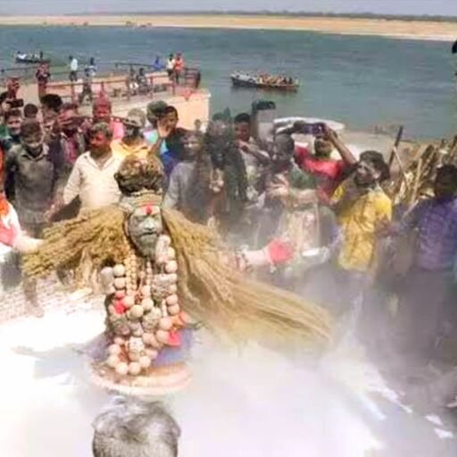 काशी की अनोखी परंपरा, चिता भस्म से खेली जाने वाली मसान होली का अद्भुत नजारा काशी की अनोखी परंपरा, चिता भस्म से खेली जाने वाली मसान होली का अद्भुत नजारा