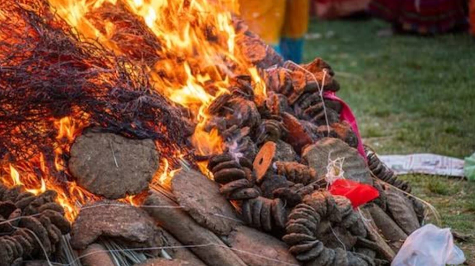 होलिका दहन में समर्पित करें ये विशेष सामग्री, जानें क्या चढ़ाना शुभ और क्या करना चाहिए वर्जित