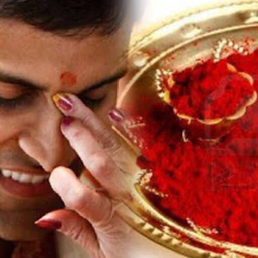 माथे पर चंदन और रोली का तिलक क्यों लगाया जाता है? जानिए इसके पीछे की आध्यात्मिक और वैज्ञानिक वजह