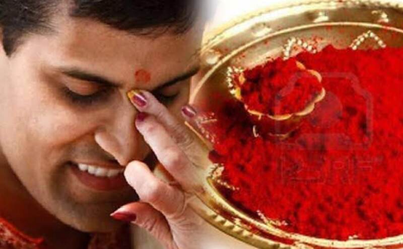 माथे पर चंदन और रोली का तिलक क्यों लगाया जाता है? जानिए इसके पीछे की आध्यात्मिक और वैज्ञानिक वजह माथे पर चंदन और रोली का तिलक क्यों लगाया जाता है? जानिए इसके पीछे की आध्यात्मिक और वैज्ञानिक वजह
