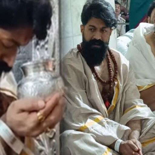 महाकालेश्वर मंदिर पहुंचे केजीएफ स्टार यश, भस्म आरती में हुए भाव-विभोर, देखें दर्शन की झलकियां महाकालेश्वर मंदिर पहुंचे केजीएफ स्टार यश, भस्म आरती में हुए भाव-विभोर, देखें दर्शन की झलकियां