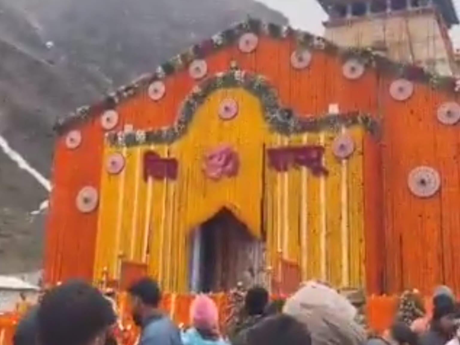 6 माह बाद खुले बाबा केदारनाथ के कपाट, अखंड ज्योति और दिव्य श्रृंगार ने भाव-विभोर किए श्रद्धालु 6 माह बाद खुले बाबा केदारनाथ के कपाट, अखंड ज्योति और दिव्य श्रृंगार ने भाव-विभोर किए श्रद्धालु