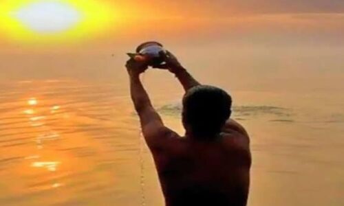 सूर्य को अर्घ्य देने से मिलता है यश और सफलता, लेकिन इन नियमों की अनदेखी कर बैठे तो रूठ सकते हैं सूर्यदेव सूर्य को अर्घ्य देने से मिलता है यश और सफलता, लेकिन इन नियमों की अनदेखी कर बैठे तो रूठ सकते हैं सूर्यदेव