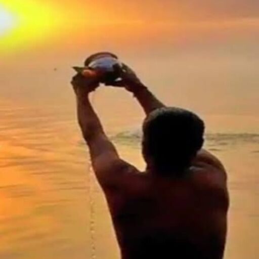 सूर्य को अर्घ्य देने से मिलता है यश और सफलता, लेकिन इन नियमों की अनदेखी कर बैठे तो रूठ सकते हैं सूर्यदेव