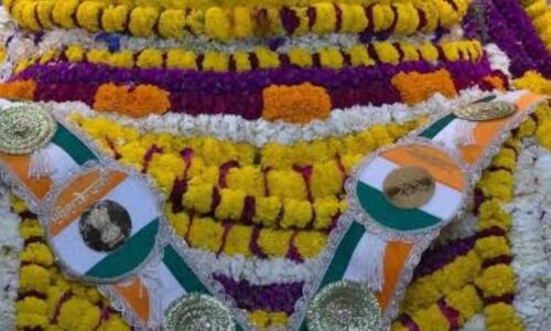खाटू श्याम जी मंदिर में देशभक्ति की भक्ति से सजा दरबार, ‘ऑपरेशन सिंदूर’ को समर्पित श्रृंगार ने छुआ भक्तों का दिल खाटू श्याम जी मंदिर में देशभक्ति की भक्ति से सजा दरबार, ‘ऑपरेशन सिंदूर’ को समर्पित श्रृंगार ने छुआ भक्तों का दिल