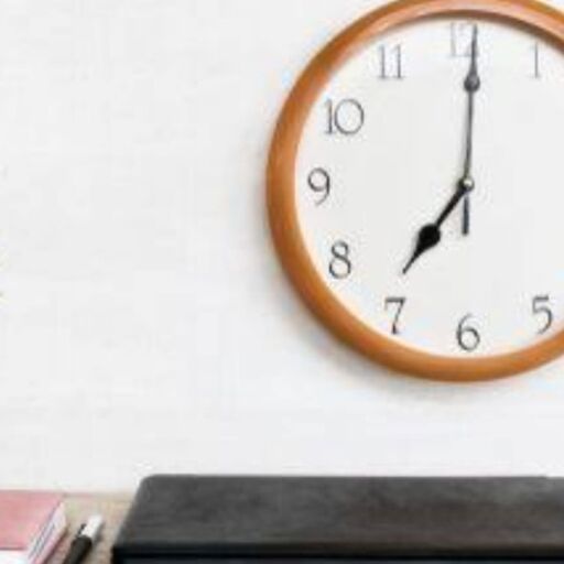 क्यों नहीं रखनी चाहिए बंद घड़ी घर में? वास्तु शास्त्र की नज़र से जानें इसके गहरे प्रभाव