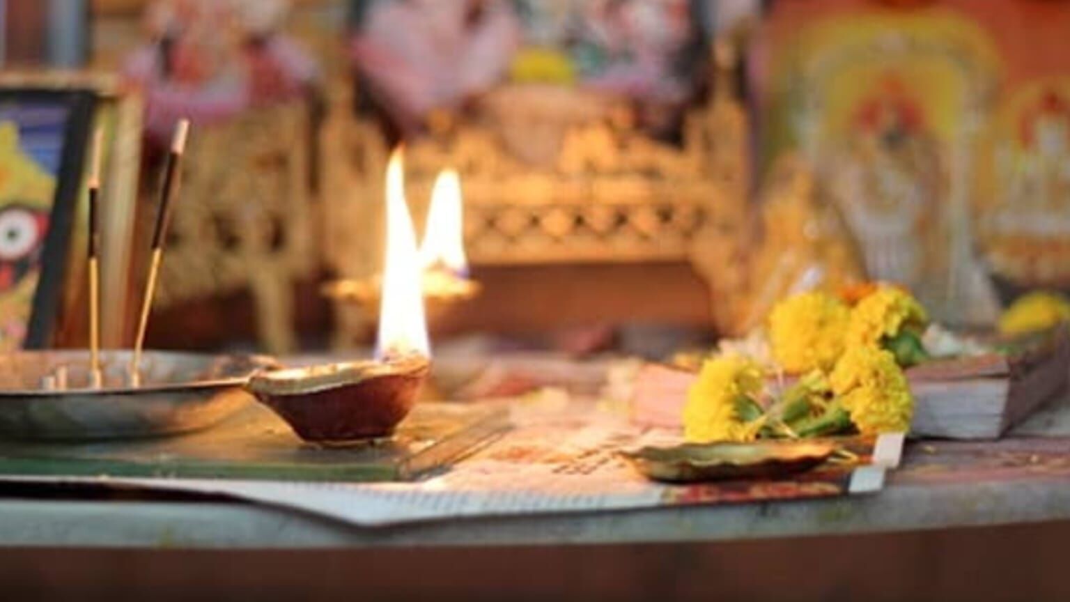पूजा के दीपक की दिशा से बनते हैं संयोग और बिगड़ते हैं काम, जानिए मंदिर में दीया किस दिशा में जलाना चाहिए पूजा के दीपक की दिशा से बनते हैं संयोग और बिगड़ते हैं काम, जानिए मंदिर में दीया किस दिशा में जलाना चाहिए