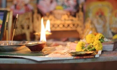 पूजा के दीपक की दिशा से बनते हैं संयोग और बिगड़ते हैं काम, जानिए मंदिर में दीया किस दिशा में जलाना चाहिए पूजा के दीपक की दिशा से बनते हैं संयोग और बिगड़ते हैं काम, जानिए मंदिर में दीया किस दिशा में जलाना चाहिए
