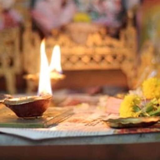 पूजा के दीपक की दिशा से बनते हैं संयोग और बिगड़ते हैं काम, जानिए मंदिर में दीया किस दिशा में जलाना चाहिए