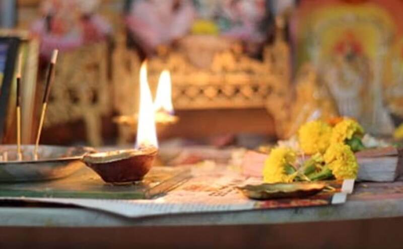 पूजा के दीपक की दिशा से बनते हैं संयोग और बिगड़ते हैं काम, जानिए मंदिर में दीया किस दिशा में जलाना चाहिए पूजा के दीपक की दिशा से बनते हैं संयोग और बिगड़ते हैं काम, जानिए मंदिर में दीया किस दिशा में जलाना चाहिए