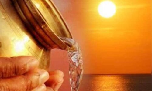 सूर्य को जल अर्पण करने की सही विधि: न करें ये आम गलतियां, तभी मिलेगा पुण्य और शुभ फल सूर्य को जल अर्पण करने की सही विधि: न करें ये आम गलतियां, तभी मिलेगा पुण्य और शुभ फल