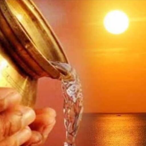 सूर्य को जल अर्पण करने की सही विधि: न करें ये आम गलतियां, तभी मिलेगा पुण्य और शुभ फल