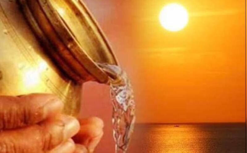 सूर्य को जल अर्पण करने की सही विधि: न करें ये आम गलतियां, तभी मिलेगा पुण्य और शुभ फल सूर्य को जल अर्पण करने की सही विधि: न करें ये आम गलतियां, तभी मिलेगा पुण्य और शुभ फल
