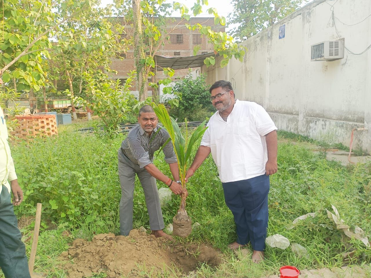 विश्व पर्यावरण दिवस पर सनशाइन पब्लिक स्कूल में स्व. अरविंद तिवारी की स्मृति में लगाए गए 11 पौधे विश्व पर्यावरण दिवस पर सनशाइन पब्लिक स्कूल में स्व. अरविंद तिवारी की स्मृति में लगाए गए 11 पौधे