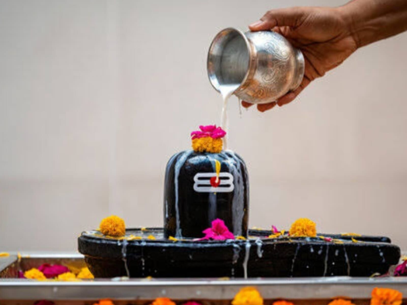 शिवलिंग पर पूजा करते समय क्या अर्पित करें? जानिए हर सामग्री का धार्मिक महत्व और सही तरीका शिवलिंग पर पूजा करते समय क्या अर्पित करें? जानिए हर सामग्री का धार्मिक महत्व और सही तरीका