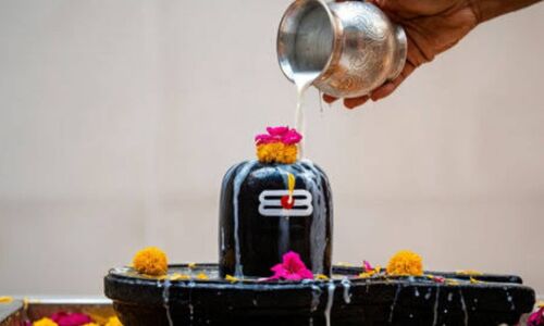 शिवलिंग पर पूजा करते समय क्या अर्पित करें? जानिए हर सामग्री का धार्मिक महत्व और सही तरीका शिवलिंग पर पूजा करते समय क्या अर्पित करें? जानिए हर सामग्री का धार्मिक महत्व और सही तरीका