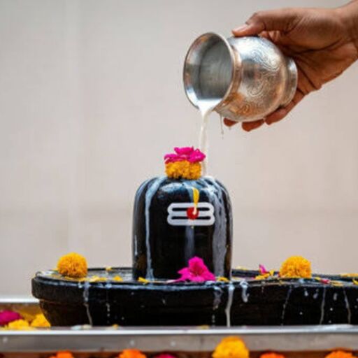 शिवलिंग पर पूजा करते समय क्या अर्पित करें? जानिए हर सामग्री का धार्मिक महत्व और सही तरीका शिवलिंग पर पूजा करते समय क्या अर्पित करें? जानिए हर सामग्री का धार्मिक महत्व और सही तरीका