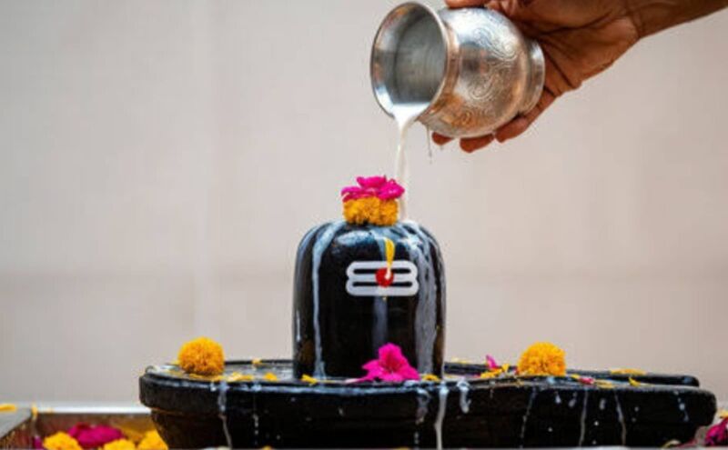 शिवलिंग पर पूजा करते समय क्या अर्पित करें? जानिए हर सामग्री का धार्मिक महत्व और सही तरीका शिवलिंग पर पूजा करते समय क्या अर्पित करें? जानिए हर सामग्री का धार्मिक महत्व और सही तरीका