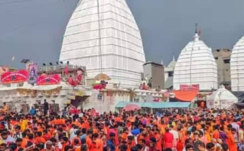 देवघर में सावन की पहली सोमवारी पर आस्था का जनसैलाब, बाबा बैद्यनाथ धाम में उमड़े हजारों श्रद्धालु देवघर में सावन की पहली सोमवारी पर आस्था का जनसैलाब, बाबा बैद्यनाथ धाम में उमड़े हजारों श्रद्धालु