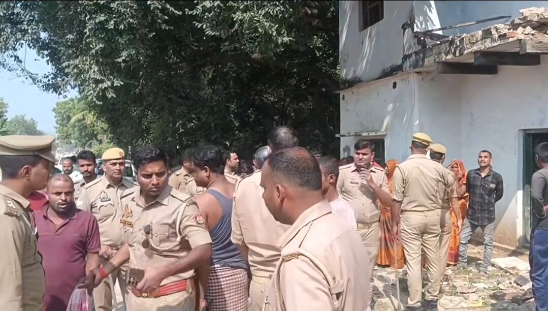 वाराणसी: कैथी में सड़क चौड़ीकरण के दौरान बुलडोजर कार्रवाई पर विवाद वाराणसी: कैथी में सड़क चौड़ीकरण के दौरान बुलडोजर कार्रवाई पर विवाद