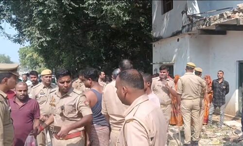 वाराणसी: कैथी में सड़क चौड़ीकरण के दौरान बुलडोजर कार्रवाई पर विवाद वाराणसी: कैथी में सड़क चौड़ीकरण के दौरान बुलडोजर कार्रवाई पर विवाद