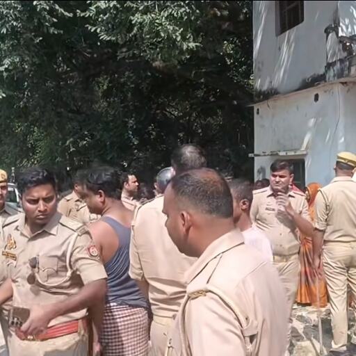 वाराणसी: कैथी में सड़क चौड़ीकरण के दौरान बुलडोजर कार्रवाई पर विवाद वाराणसी: कैथी में सड़क चौड़ीकरण के दौरान बुलडोजर कार्रवाई पर विवाद