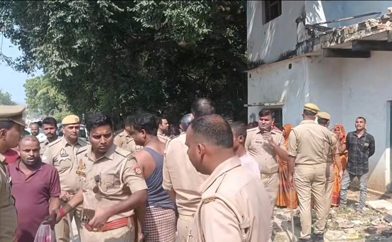 वाराणसी: कैथी में सड़क चौड़ीकरण के दौरान बुलडोजर कार्रवाई पर विवाद वाराणसी: कैथी में सड़क चौड़ीकरण के दौरान बुलडोजर कार्रवाई पर विवाद
