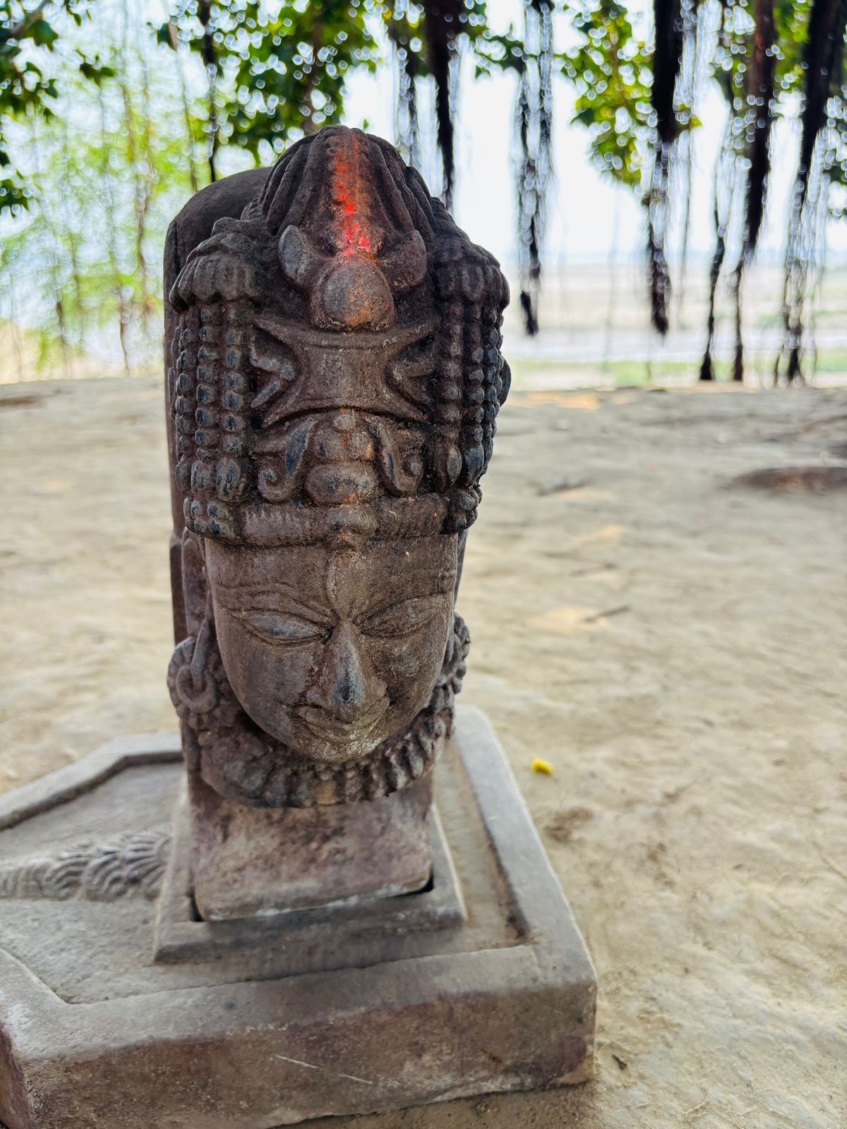 गए थे दाह संस्कार के लिए, ढूंढ निकाला ऐतिहासिक खजाना, चौबेपुर के गौरा उपरवार के गंगा तट पर मिली 9वीं सदी की दुर्लभ एकमुखी शिवलिंग मूर्ति गए थे दाह संस्कार के लिए, ढूंढ निकाला ऐतिहासिक खजाना, चौबेपुर के गौरा उपरवार के गंगा तट पर मिली 9वीं सदी की दुर्लभ एकमुखी शिवलिंग मूर्ति